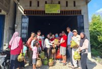 Terlihat warga sangat antusias menerima penyaluran LPG 3 kg dengan harga sesuai ketentuan. (Dedi Irawan)