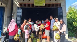 Terlihat warga sangat antusias menerima penyaluran LPG 3 kg dengan harga sesuai ketentuan. (Dedi Irawan)