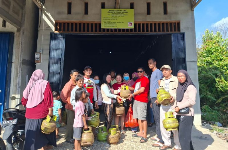 Terlihat warga sangat antusias menerima penyaluran LPG 3 kg dengan harga sesuai ketentuan. (Dedi Irawan)