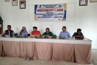 Kepala Dinas Sosial, Drs. Oslan Junaidi, saat menghadiri Musyawarah Desa tentang Penetapan Rencana Kerja Pemerintah Desa Kelakik. (Dedi Irawan)