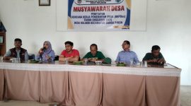 Kepala Dinas Sosial, Drs. Oslan Junaidi, saat menghadiri Musyawarah Desa tentang Penetapan Rencana Kerja Pemerintah Desa Kelakik. (Dedi Irawan)