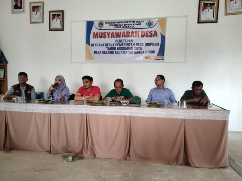 Kepala Dinas Sosial, Drs. Oslan Junaidi, saat menghadiri Musyawarah Desa tentang Penetapan Rencana Kerja Pemerintah Desa Kelakik. (Dedi Irawan)