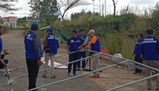 Anggota Tagana Melawi sedang melakukan pemasangan tenda pengungsian guna mamastikan tenda siap digunakan. (Dedi Irawan)