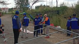 Anggota Tagana Melawi sedang melakukan pemasangan tenda pengungsian guna mamastikan tenda siap digunakan. (Dedi Irawan)