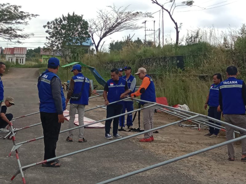 Anggota Tagana Melawi sedang melakukan pemasangan tenda pengungsian guna mamastikan tenda siap digunakan. (Dedi Irawan)