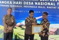 Kepala Desa Paal, H. Sukarman Paal menerima Penghargaan Pemerintahan Desa dan Kelurahan Award Tingkat Nasional Tahun 2025 dari Wakil Kementerian Dalam Negeri Republik Indonesia. (Dedi Irawan)
