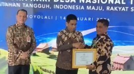 Kepala Desa Paal, H. Sukarman Paal menerima Penghargaan Pemerintahan Desa dan Kelurahan Award Tingkat Nasional Tahun 2025 dari Wakil Kementerian Dalam Negeri Republik Indonesia. (Dedi Irawan)