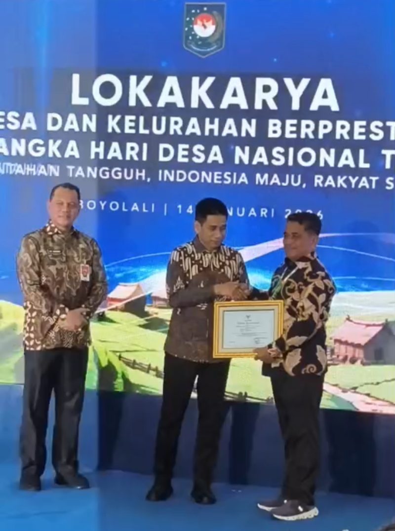 Kepala Desa Paal, H. Sukarman Paal menerima Penghargaan Pemerintahan Desa dan Kelurahan Award Tingkat Nasional Tahun 2025 dari Wakil Kementerian Dalam Negeri Republik Indonesia. (Dedi Irawan)