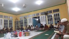 Ratusan jamaah Masjid As Shobirin saat membaca yasin danndoa bersama. (Dedi Irawan)