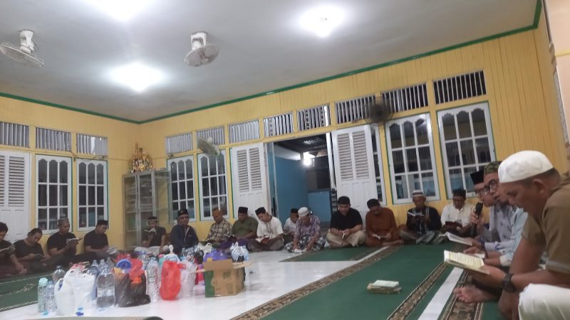 Ratusan jamaah Masjid As Shobirin saat membaca yasin danndoa bersama. (Dedi Irawan)
