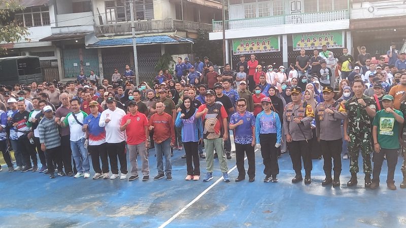 Bupati Melawi bersama, TNP, POLRI, ASN, PHL serta relawan saat akan melakukan pembersihan serentak. (Dedi Irawan)