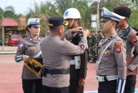 Penyematan pita pada Apel Gelar Pasukan Operasi Keselamatan Kapuas 2026, Senin (2/2/2026), di halaman Mapolres Melawi. (Ist) 