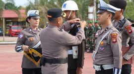 Penyematan pita pada Apel Gelar Pasukan Operasi Keselamatan Kapuas 2026, Senin (2/2/2026), di halaman Mapolres Melawi. (Ist) 