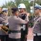 Penyematan pita pada Apel Gelar Pasukan Operasi Keselamatan Kapuas 2026, Senin (2/2/2026), di halaman Mapolres Melawi. (Ist) 