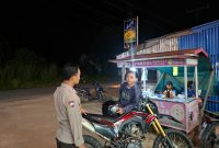 Bhabinkamtibmas saat mengunjungi warga untuk mendapatkan informasi dan berkoordinasi. (Ist)