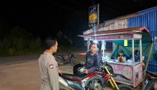 Bhabinkamtibmas saat mengunjungi warga untuk mendapatkan informasi dan berkoordinasi. (Ist)