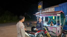 Bhabinkamtibmas saat mengunjungi warga untuk mendapatkan informasi dan berkoordinasi. (Ist)