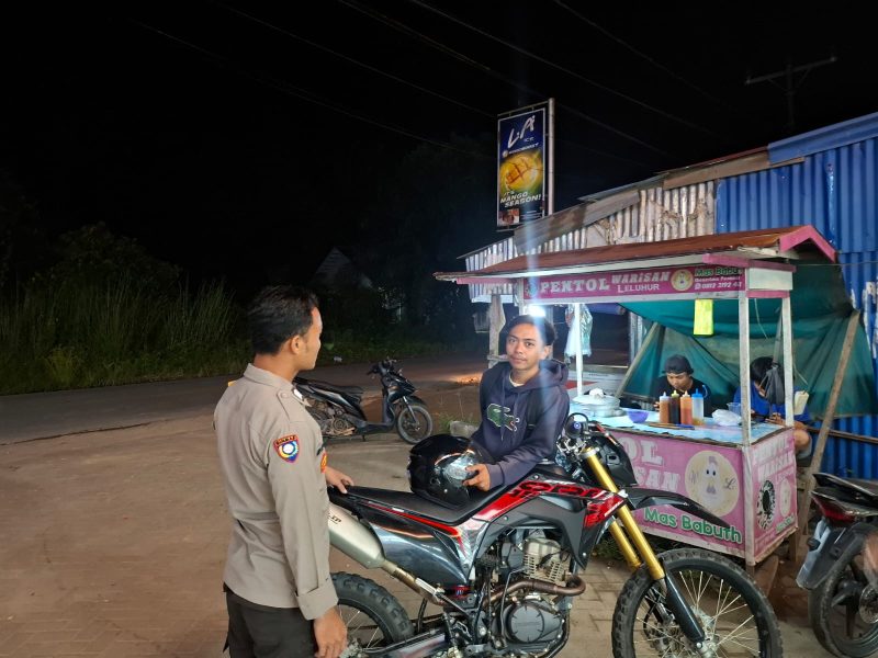 Bhabinkamtibmas saat mengunjungi warga untuk mendapatkan informasi dan berkoordinasi. (Ist)
