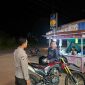 Bhabinkamtibmas saat mengunjungi warga untuk mendapatkan informasi dan berkoordinasi. (Ist)