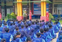 Polisi saat memberikan arahan ke pelajar SMP (Ist)