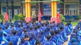 Polisi saat memberikan arahan ke pelajar SMP (Ist)