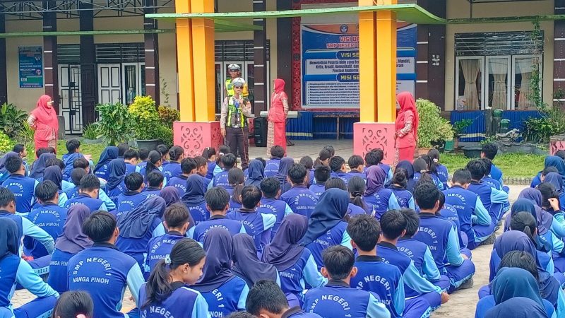 Polisi saat memberikan arahan ke pelajar SMP (Ist)