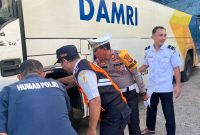 Tim gabungan operasi keselamatan saat mengecek kelayakan mobil angkutan umum. (Ist)