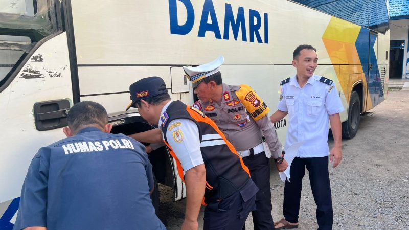 Tim gabungan operasi keselamatan saat mengecek kelayakan mobil angkutan umum. (Ist)
