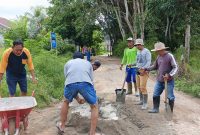 Warga Dusun Kuala Belian, saat sedang mengaduk semen untuk melakukan tambal sulam Jalan Iskandar Zeen. (Dedi Irawan)