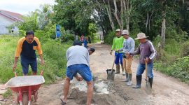 Warga Dusun Kuala Belian, saat sedang mengaduk semen untuk melakukan tambal sulam Jalan Iskandar Zeen. (Dedi Irawan)