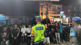 Puluhan pengendara kendaraan bermotor menggunakan kenalpot brong saat diberi arahan oleh pihak Polres Melawi. (Ist) 