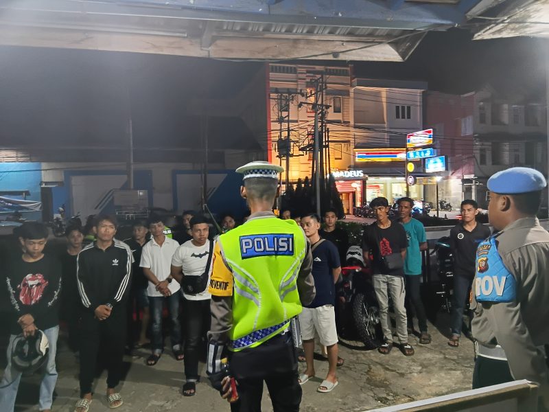 Puluhan pengendara kendaraan bermotor menggunakan kenalpot brong saat diberi arahan oleh pihak Polres Melawi. (Ist) 