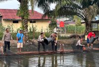 Kapolres Melawi Polda Kalbar AKBP Harris Batara Simbolon turun langsung memimpin penaburan benih ikan di lingkungan Polsek Nanga Pinoh, Selasa (10/2/2026). (Ist)