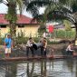 Kapolres Melawi Polda Kalbar AKBP Harris Batara Simbolon turun langsung memimpin penaburan benih ikan di lingkungan Polsek Nanga Pinoh, Selasa (10/2/2026). (Ist)