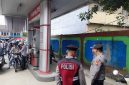 Pihak Kepolisian saat mengawasi jalannya pendistribusian BBM KE konsumen di salah satu SPBU di Melawi. (Dedi Irawan)
