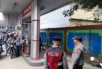 Pihak Kepolisian saat mengawasi jalannya pendistribusian BBM KE konsumen di salah satu SPBU di Melawi. (Dedi Irawan)