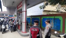 Pihak Kepolisian saat mengawasi jalannya pendistribusian BBM KE konsumen di salah satu SPBU di Melawi. (Dedi Irawan)