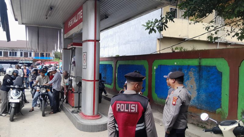 Pihak Kepolisian saat mengawasi jalannya pendistribusian BBM KE konsumen di salah satu SPBU di Melawi. (Dedi Irawan)