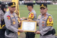 Kapolres Melawi saat menerima penghargaan dari Kapolda Kalbar. (Ist) 