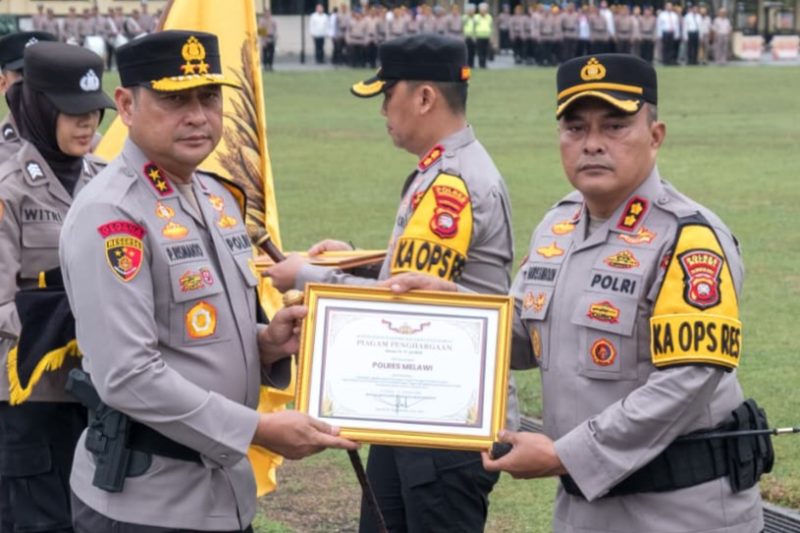 Kapolres Melawi saat menerima penghargaan dari Kapolda Kalbar. (Ist) 