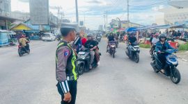 Polantas saat mengatur arus lalu lintas ditengah padatnya masyarakat berburu takjil. (Dedi Irawan)