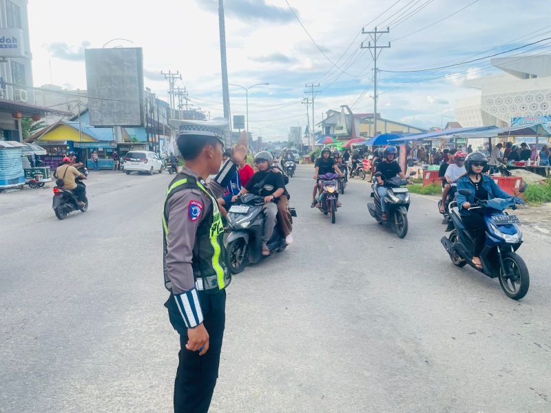 Polantas saat mengatur arus lalu lintas ditengah padatnya masyarakat berburu takjil. (Dedi Irawan)