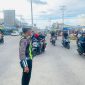 Polantas saat mengatur arus lalu lintas ditengah padatnya masyarakat berburu takjil. (Dedi Irawan)