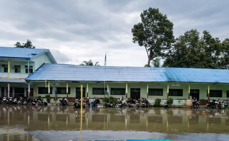 Kondisi halaman SMK Negeri 1 Nanga Pinoh saat tergenang air. (Ist)