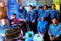 Ketua TP-PKK Kabupaten Melawi, Raisya Sarbina Dadi Bersama tim lainnya dan Kepala Desa Paal, H. Sukarman saat mengunjungi dan memberikan bantuan kepada anak disabilitas. (Dedi Irawan)