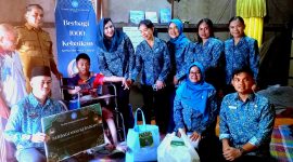 Ketua TP-PKK Kabupaten Melawi, Raisya Sarbina Dadi Bersama tim lainnya dan Kepala Desa Paal, H. Sukarman saat mengunjungi dan memberikan bantuan kepada anak disabilitas. (Dedi Irawan)