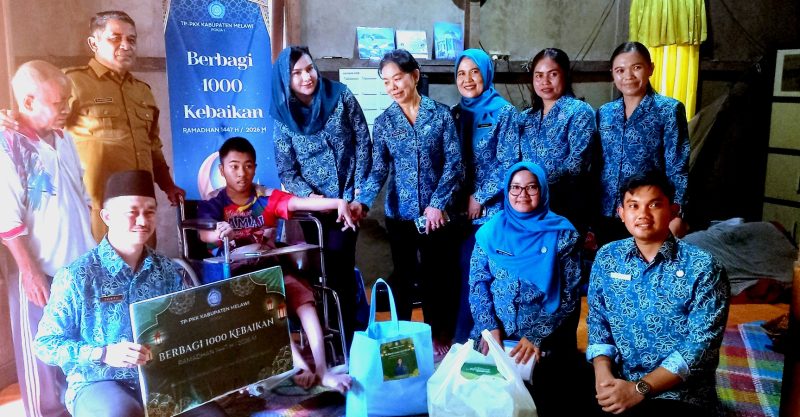 Ketua TP-PKK Kabupaten Melawi, Raisya Sarbina Dadi Bersama tim lainnya dan Kepala Desa Paal, H. Sukarman saat mengunjungi dan memberikan bantuan kepada anak disabilitas. (Dedi Irawan)