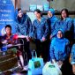 Ketua TP-PKK Kabupaten Melawi, Raisya Sarbina Dadi Bersama tim lainnya dan Kepala Desa Paal, H. Sukarman saat mengunjungi dan memberikan bantuan kepada anak disabilitas. (Dedi Irawan)