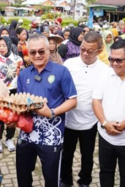 Bupati Wempi Tinjau Pasar Murah Ramadan di Malinau Utara, Warga Antusias Berburu Sembako Murah