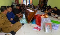 Bupati Sintang Melayat ke Rumah Korban Kecelakaan Bus Damri, Sampaikan Duka Mendalam